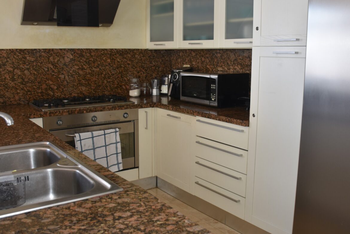 Fully equipped kitchen.