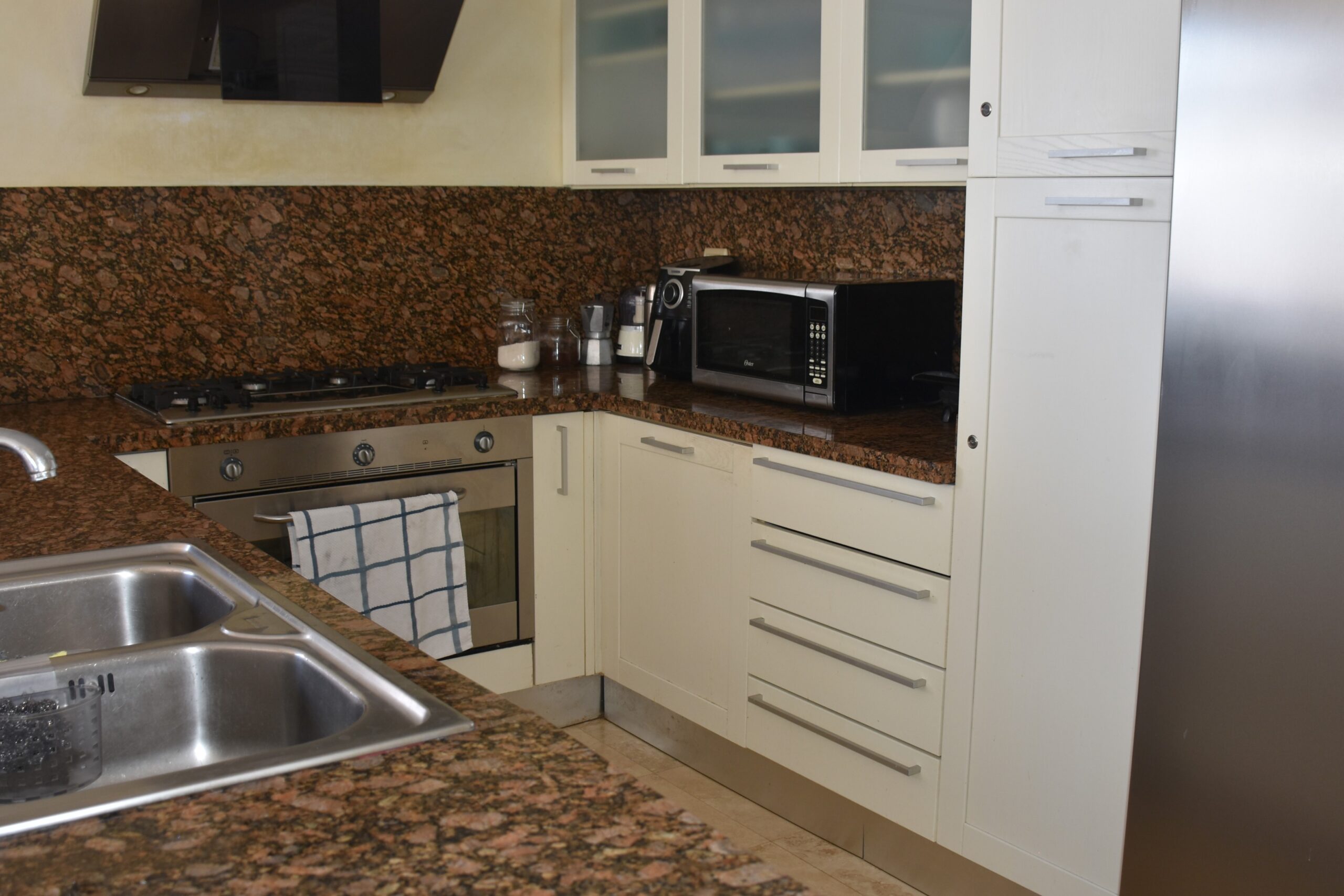 Fully equipped kitchen.