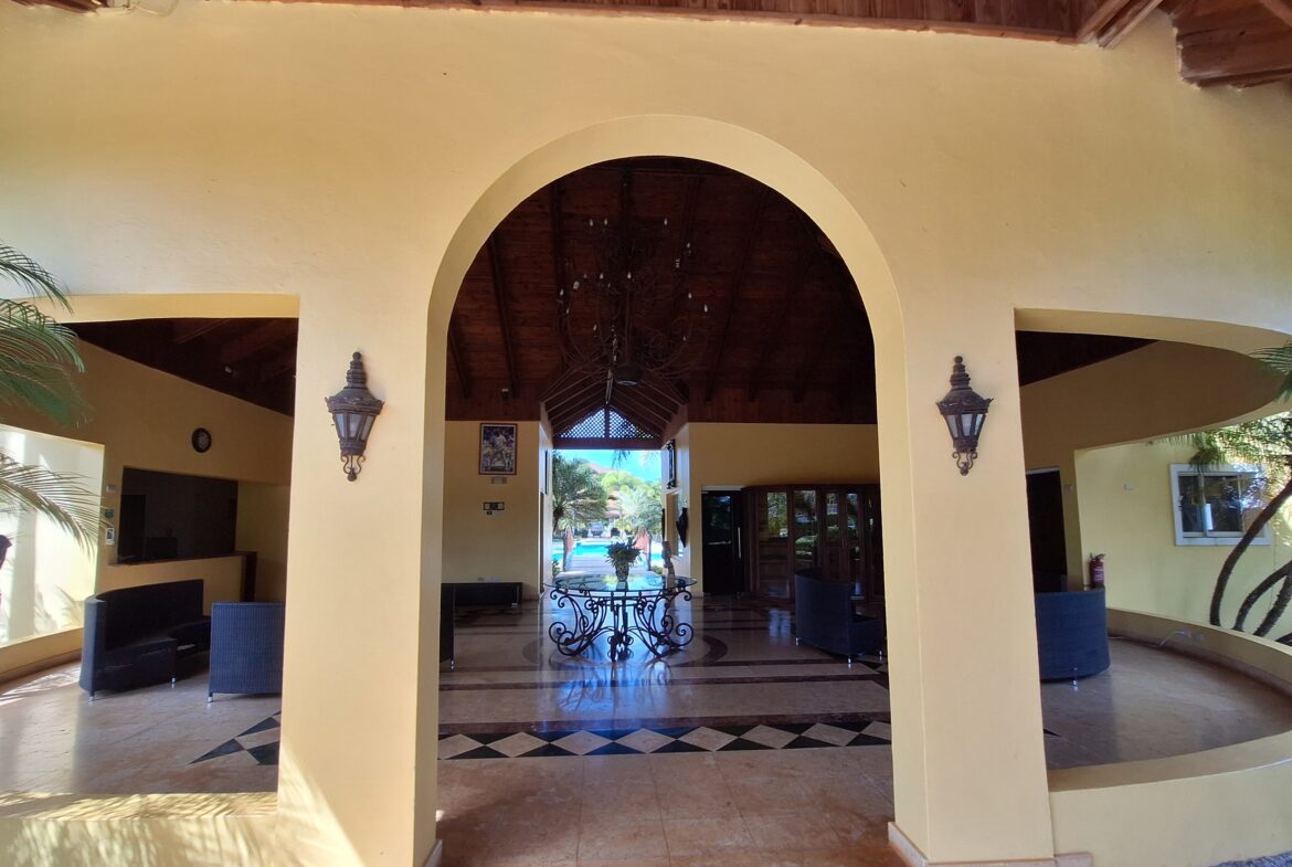 Lobby wide-angle.