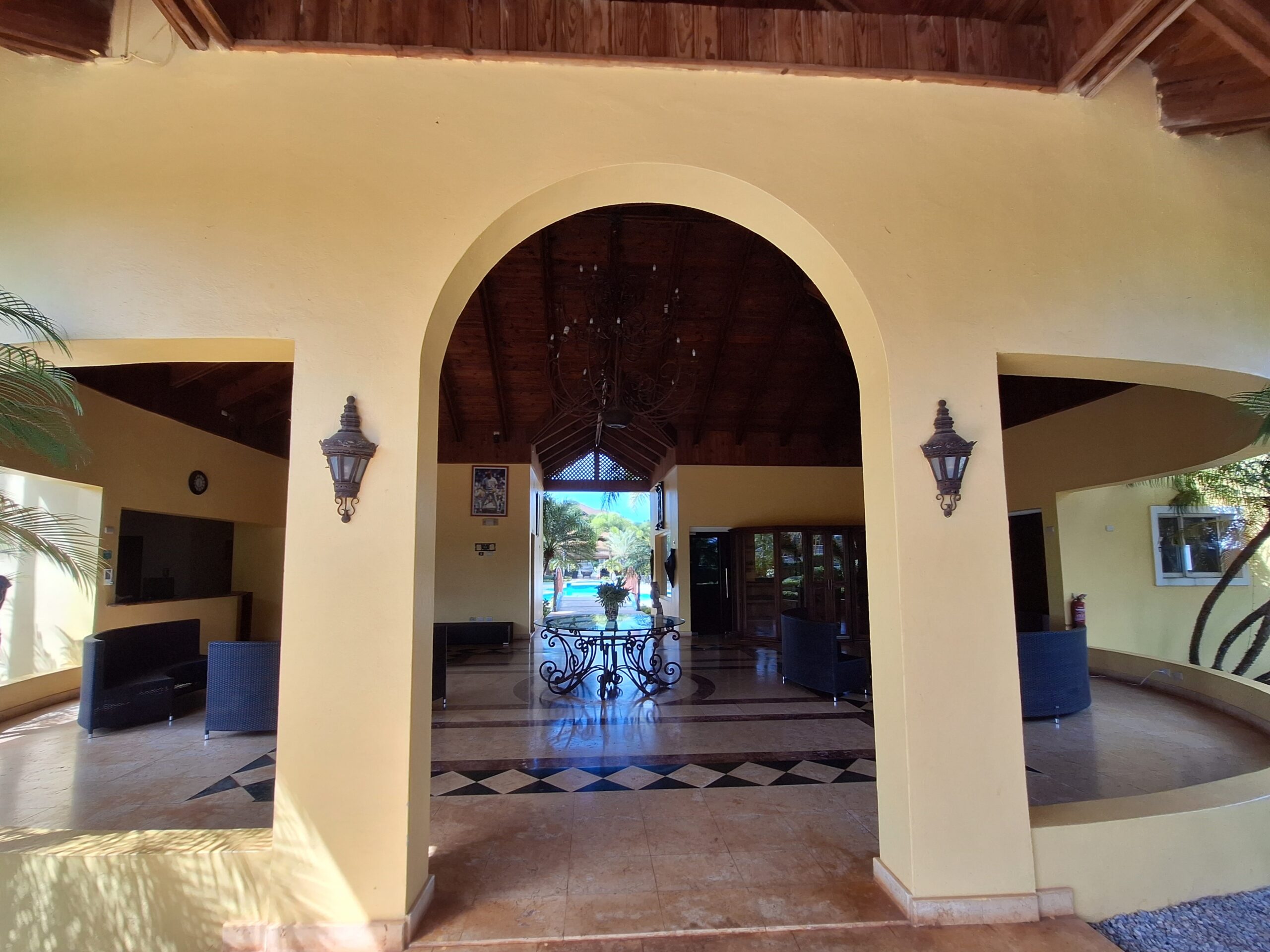 Lobby wide-angle.