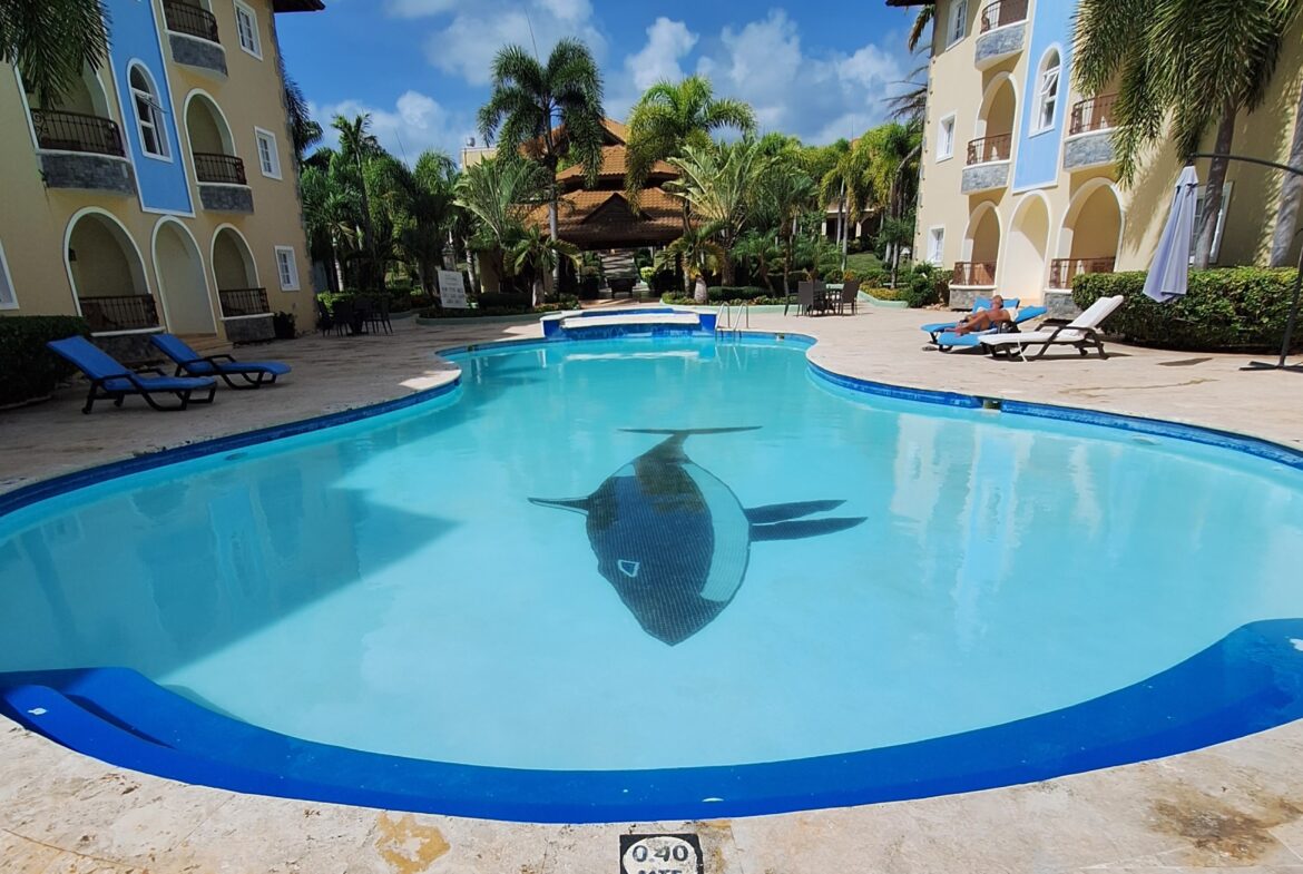 Pool wide-angle.