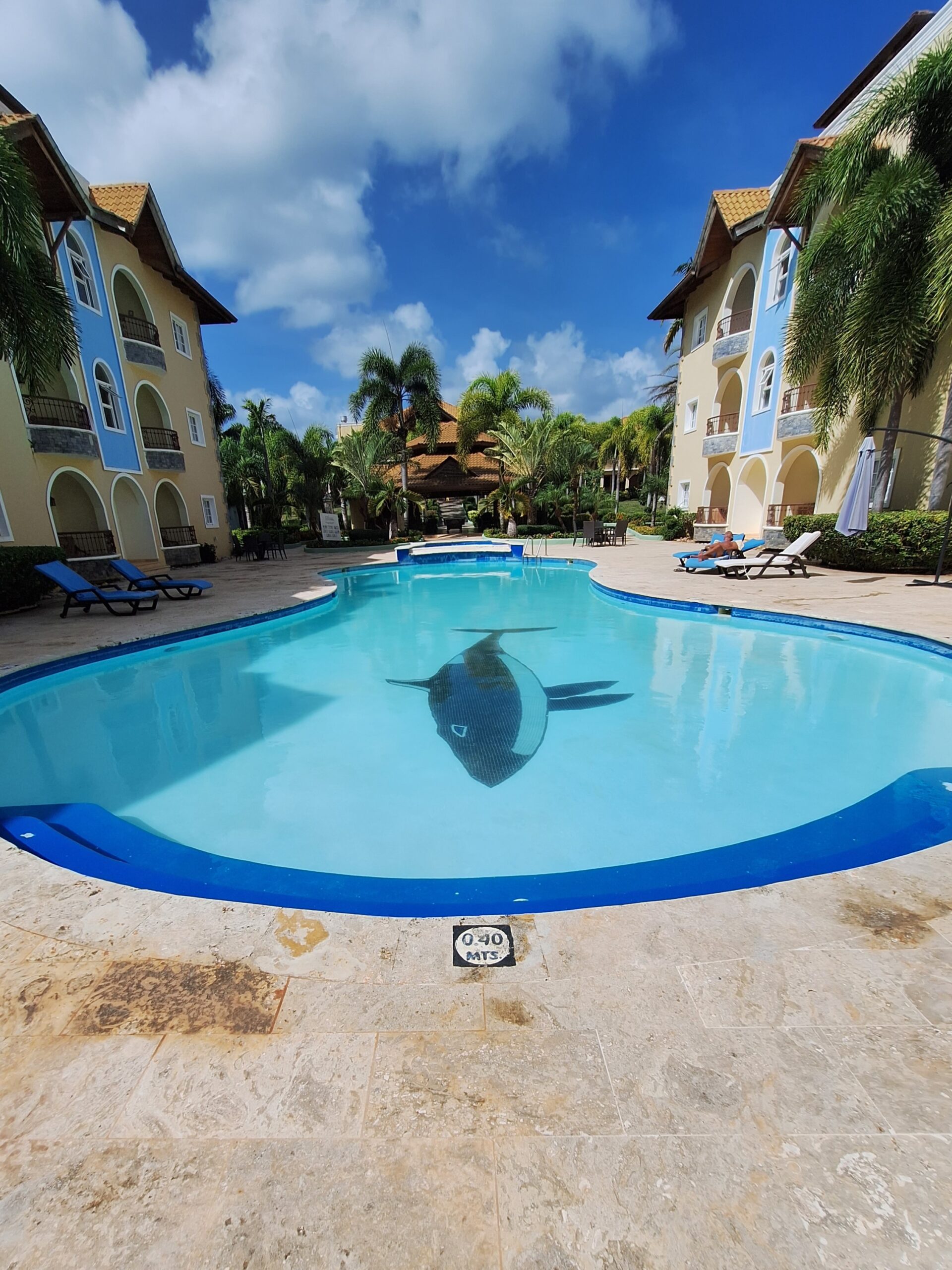 Pool wide-angle.